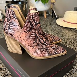 Vince Camuto Gigietta Rosewood New Snake sz 9.5 NWT